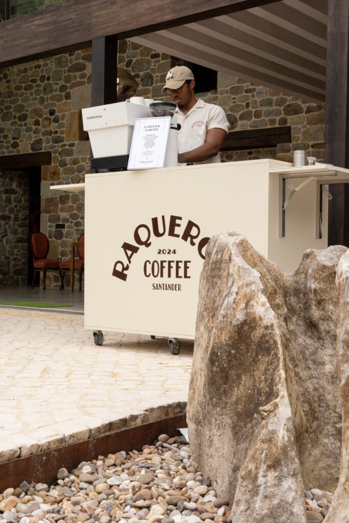 Barra móvil Raqueros Coffee con logo en evento de café de especialidad
