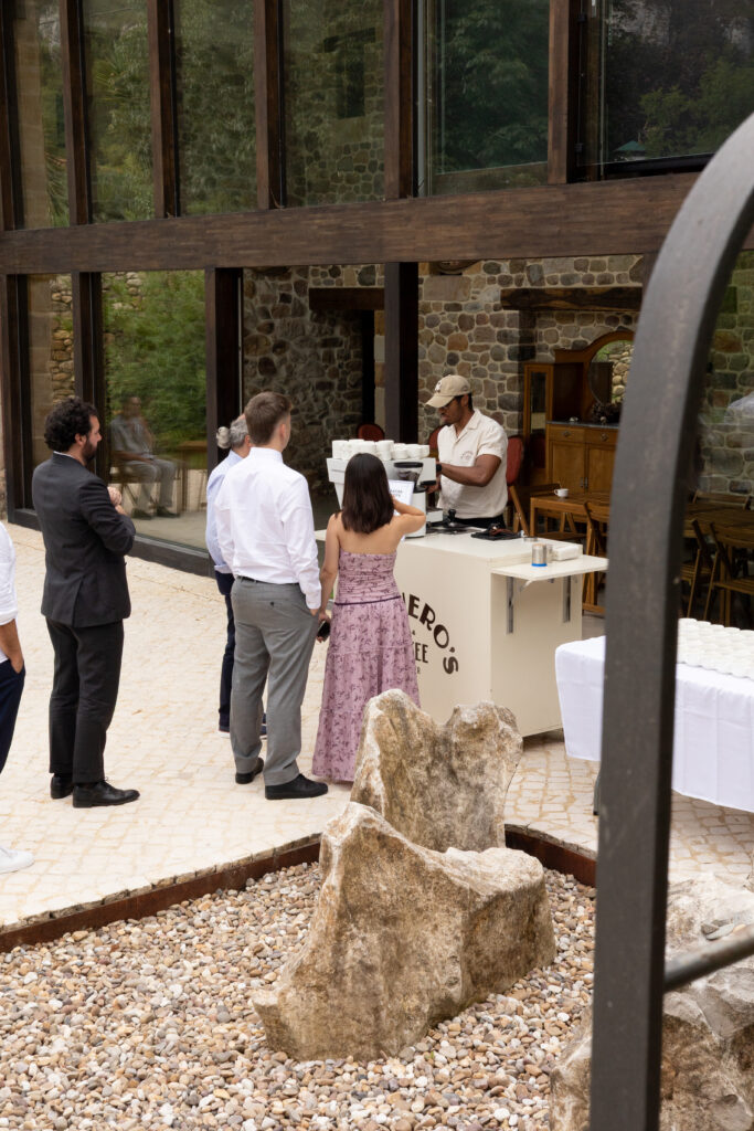 Invitados disfrutando del servicio de café Raqueros Coffee en un evento